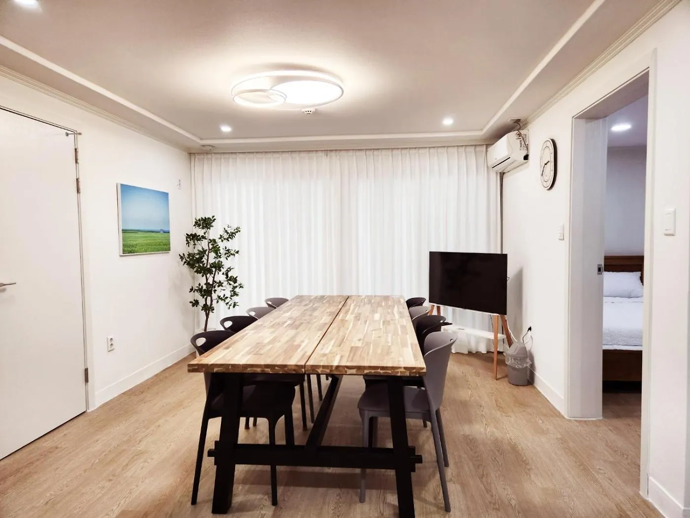 Апартаменты Hongdae Station House Сеул