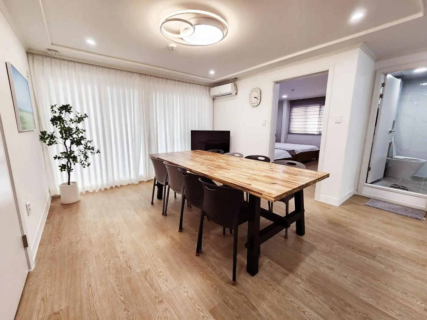 Апартаменты Hongdae Station House Сеул